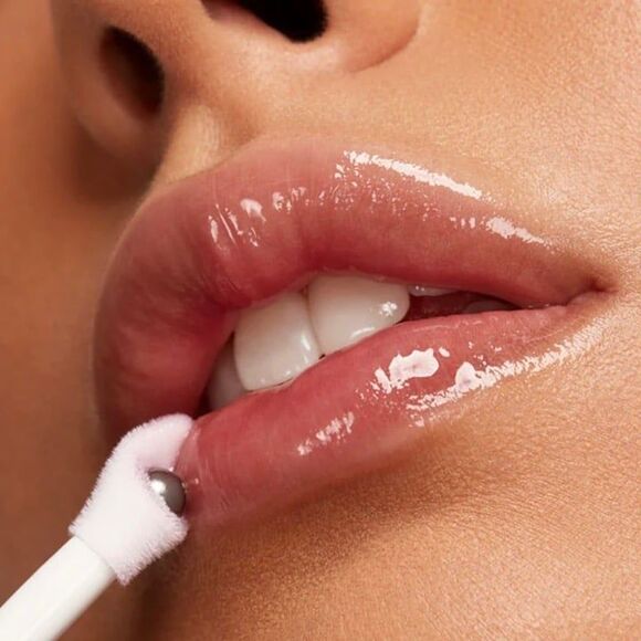 r.e.m. beauty: Raspberry Drip Essential Drip Lip Oil - Picture 3 of 6